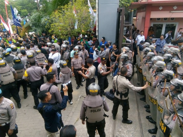 Alasan Mahasiswa Robohkan Pintu Pagar DPRD Kaltim