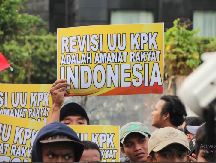 BPJS Bengkak dan Polemik KPK, Jokowi Didesak Mundur