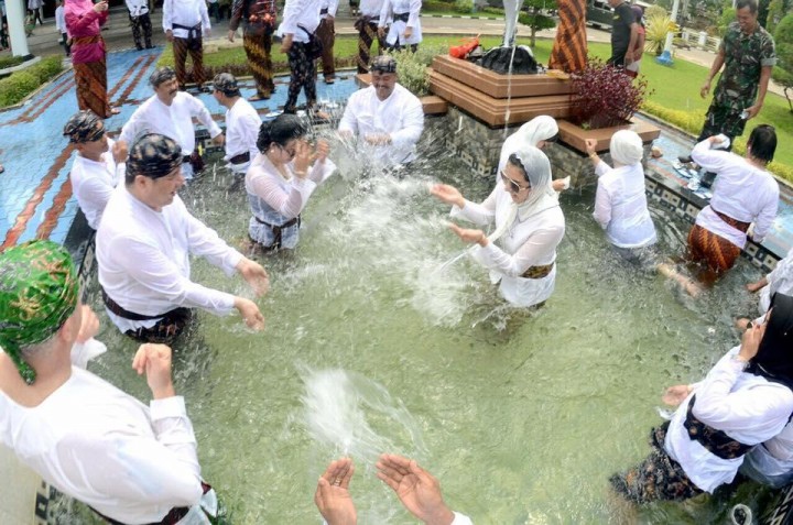 Erau Ditutup dengan Belimbur, Bupati Rita Malah Gembira Disiram Air oleh Warga