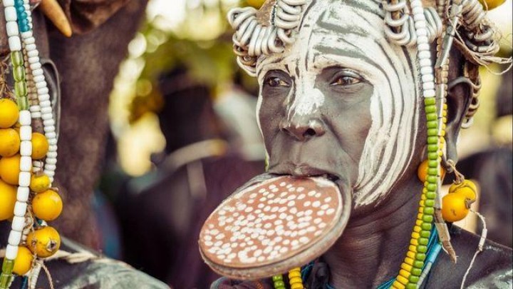 Makan Paksa Hingga Setrika Payudara, 7 Ritual Unik Perempuan di Dunia