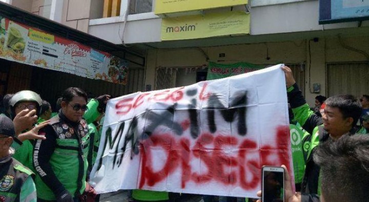 Tolak Perang Tarif, Driver Grab-Gojek Geruduk Kantor Ojol Rusia