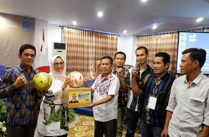 Hetifah Sumbang Ribuan Bola ke Klub dan Sekolah Samarinda