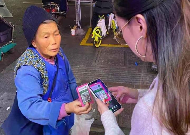 Uang Tunai Tak Ada, Pengemis di Cina Terima Pembayaran Non-Tunai