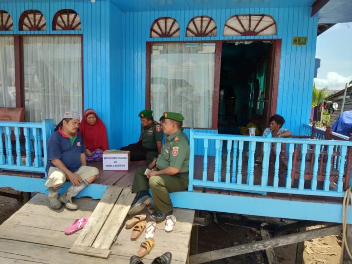 Danramil Muara Badak Bantu Korban Kebakaran di Kampung Dagang 
