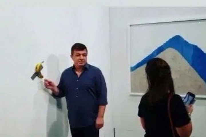 Seniman Ini Memakan Karya Seni Pisang Dilakban Senilai Rp 1,8 M