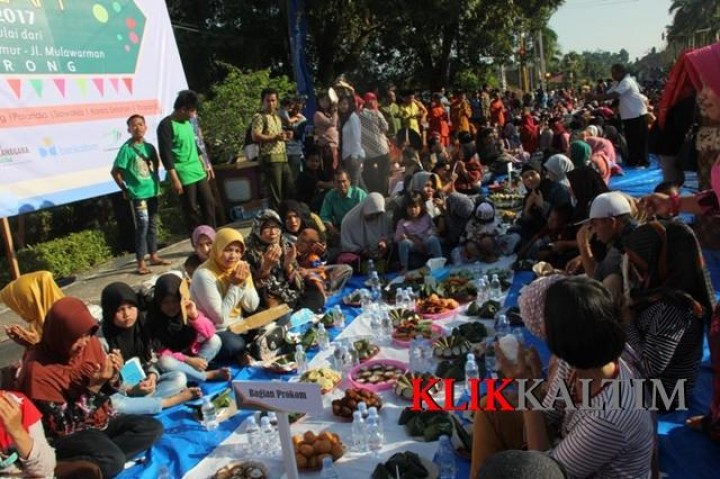 Jaga Tradisi, Ribuan Warga Sarapan Massal di Depan Kedaton Kutai