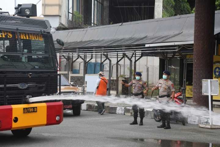 Brimob Polda Kaltim Turunkan Water Cannon dengan Disinfektan