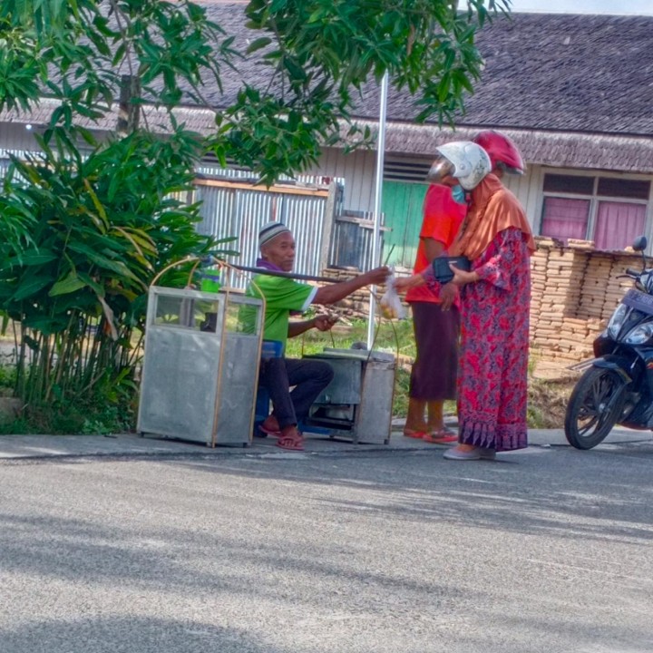 Madianto, Penjaja Kue Buroncong, Berjuang Demi Satu Kilo Beras