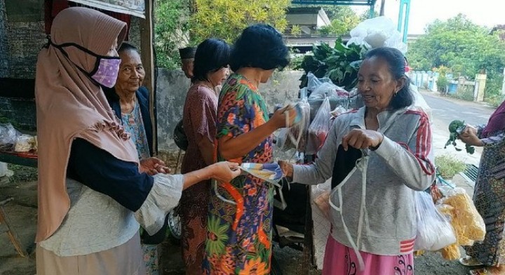 Salut, Emak-emak Ini Bagikan Gratis Masker Kain Perca Bikinan Sendiri