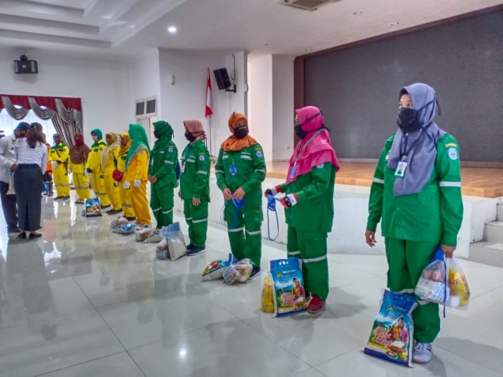 ASN Bontang Salurkan Bantuan Sembako dan Masker untuk 280 Pasukan Kebersihan 