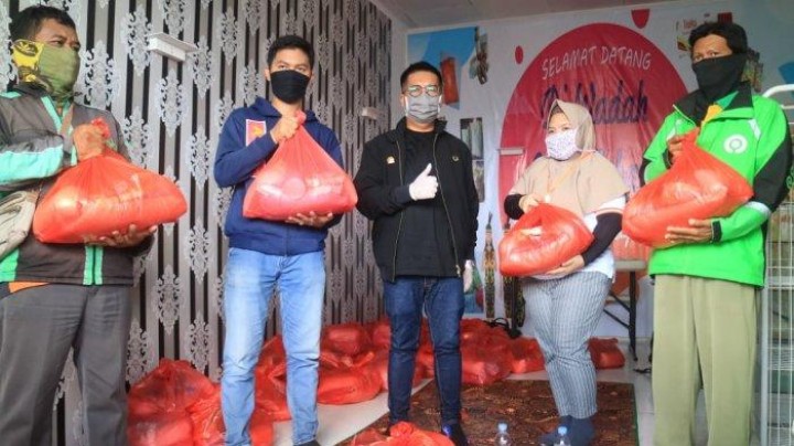 Bantu Warga Terdampak Covid-19, Anggota DPRD Kukar Bagikan Ribuan Paket Sembako, Sisihkan dari Gaji