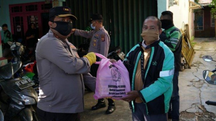 Bantu Warga Terdampak Pandemi Corona, Polres Kukar dan Kodim 0906/Tenggarong Beri Bantuan ke Ojol