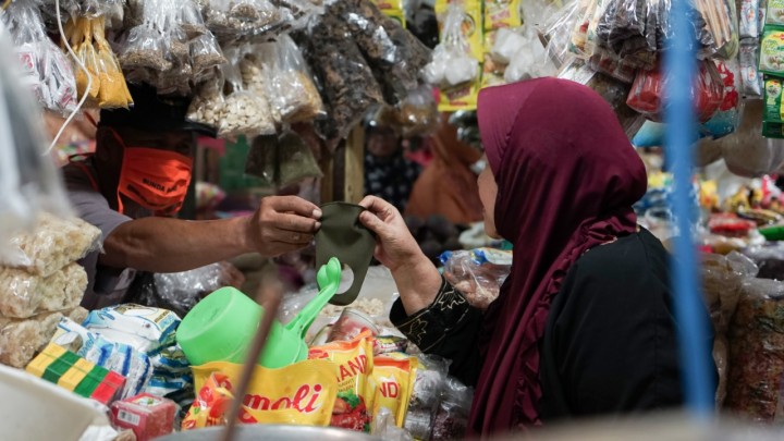Bentuk Kewaspadaan Tinggi, Badak LNG Bagikan Masker di Pasar Rawa Indah