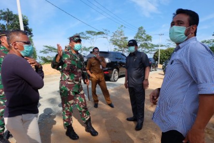 Dandim Sujarnawa Dorong Satgas Kerja Lebih Keras Selesaikan Proyek Jalan