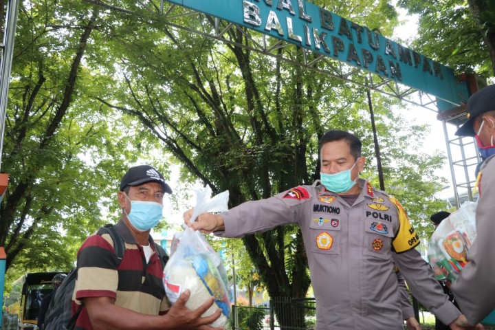Kapolda Muktiono Bagikan Sembako ke Pekerja Harian Balikpapan