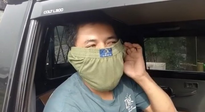 Masker Langka, Sopir Pikap Ini Pakai Celana Dalam sebagai Masker
