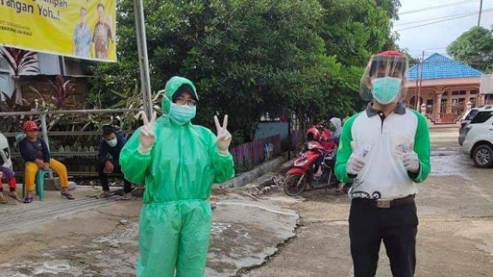 Minim APD, Petugas Medis Puskesmas Loa Kulu Pakai Jas Hujan, Siap Tangani Pasien Covid-19