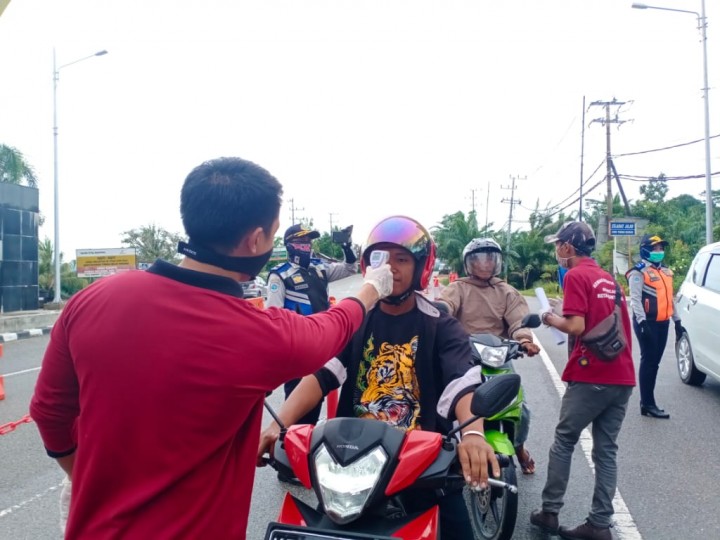 Mulai Beroperasi, Petugas Periksa Suhu Tubuh dan Riwayat Perjalanan di Pintu Masuk Bontang