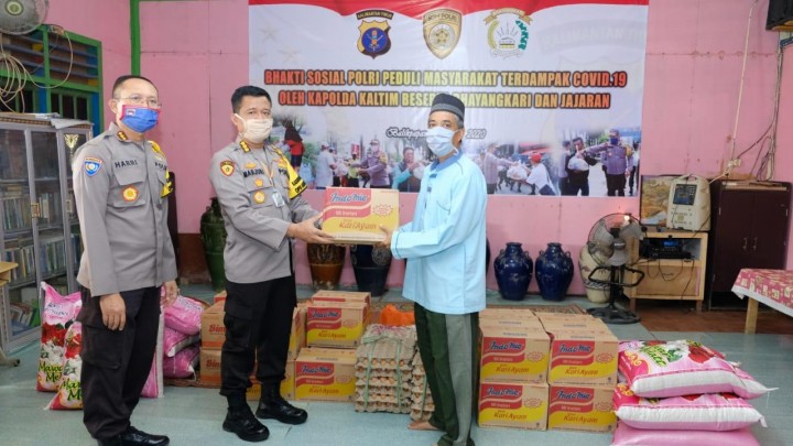Peduli Warga Terdampak Covid-19, Polda Kaltim Bagikan 500 Paket Sembako