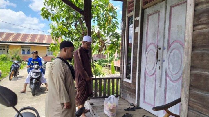Ringankan Warga Terdampak Virus Corona, Pengurus Masjid di Tenggarong Bagikan Paket Sembako