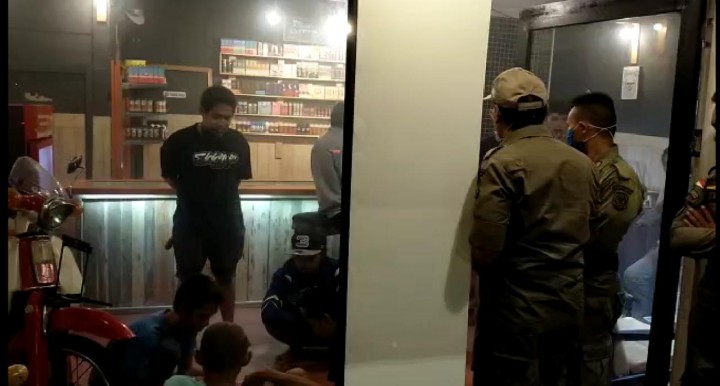 Satpol PP Bontang Bubarkan Warga Nongkrong di Kedai