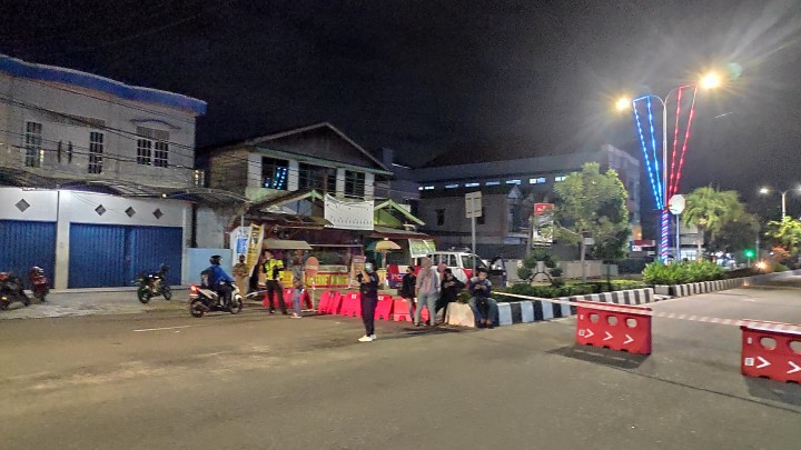 Simpang 4 Bontang Baru Ditutup Total, Pekerja Tambang Jalan Kaki Menuju Rumah