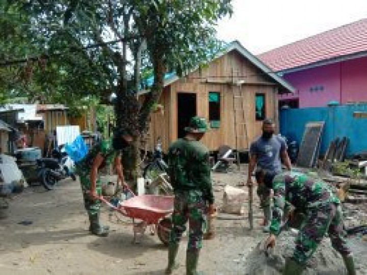 Warga Bantu Anggota Satgas Aduk Adonan Semen