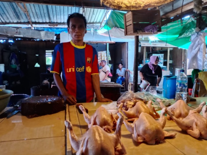 Warung Makan Banyak Tutup, Harga Ayam di Pasar Hanya Rp 20 Ribu Sekilo