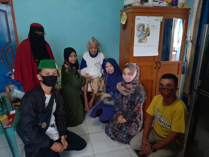 HMI Komisariat Bontang Bagikan Sembako ke Lansia