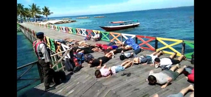 Kedapatan Berlibur di Beras Basah, 20 Warga Marangkayu Dihukum Push Up