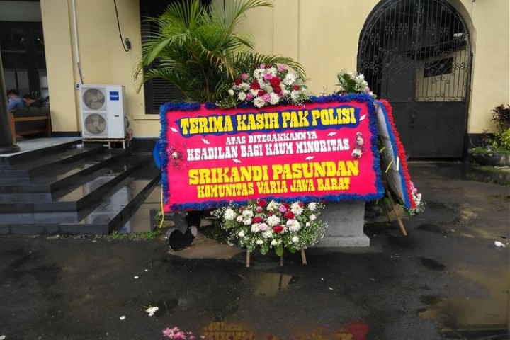 Polisi Dikirimi Karangan Bunga dari Waria Usai Berhasil Tangkap Ferdian