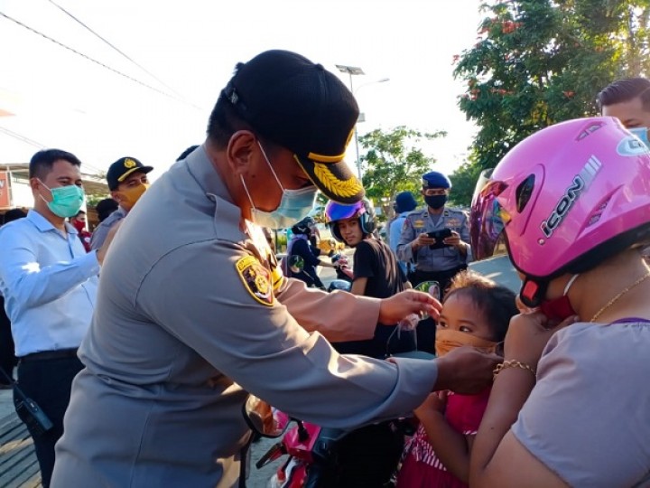 Polres Bontang Bagikan Sembako dan Masker Gratis untuk Pengendara