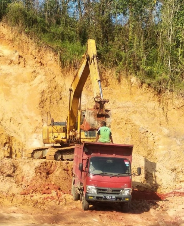 Warga Keluhkan Galian C di Jalan Flores