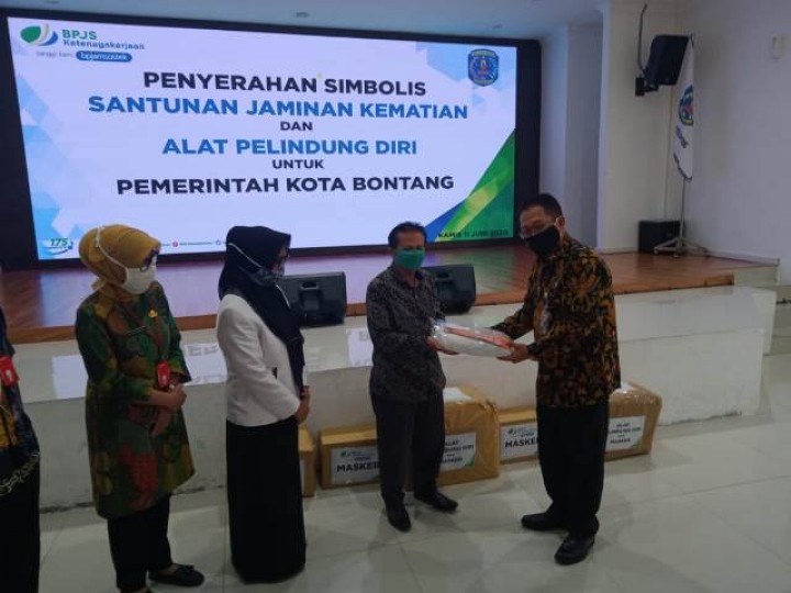 BP-Jamsostek Salurkan Bantuan Kematian ke Honorer, Ahli Waris Terima Puluhan Juta