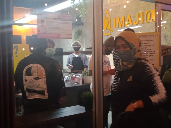 Perketat Protokol Covid-19, Lurah Andriyana Wajibkan Pelaku Usaha Cek Suhu Tubuh Pengunjung
