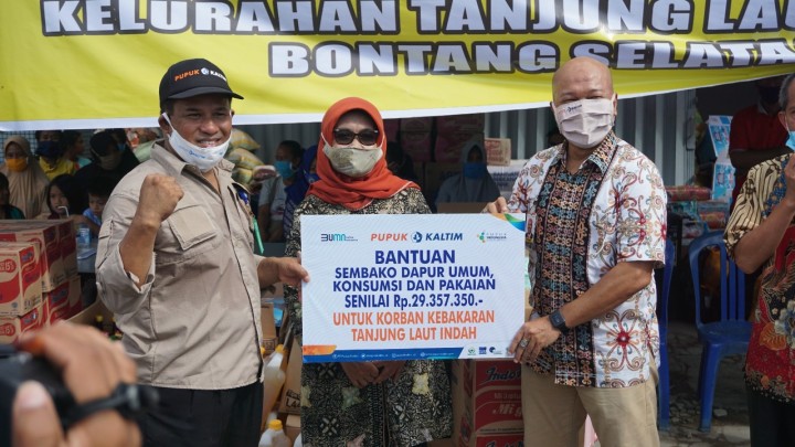 Respon Cepat Kebakaran Tanjung Laut Indah, Pupuk Kaltim Salurkan Bantuan Rp142,5 Juta
