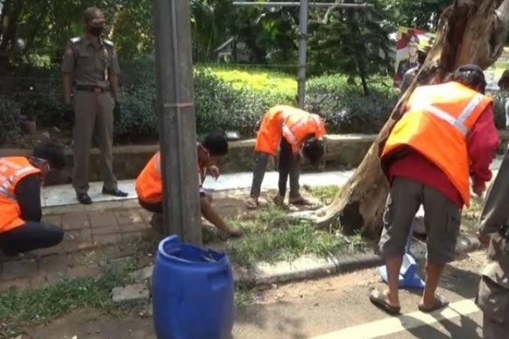 3 Pegawai Nakal Langgar Perwali Dihukum Bersih-Bersih Kantor
