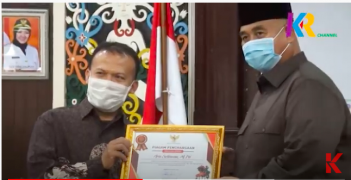 Bupati Edi Damansyah Berikan Penghargaan kepada Guru Penggerak dan Jurnalis
