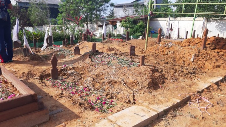 Puluhan Makam Baru di TPU Pisangan Ambles