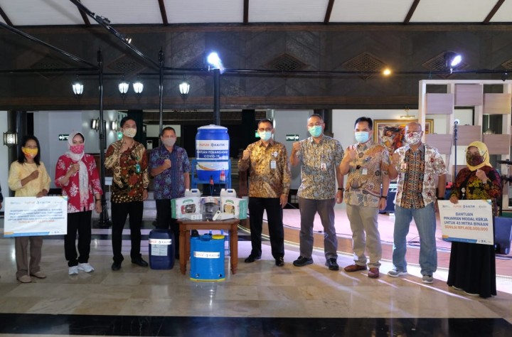 Pupuk Kaltim Salurkan Bantuan Antisipasi Covid-19 di Dunia Pendidikan dan Modal Kerja Bagi Masyarakat
