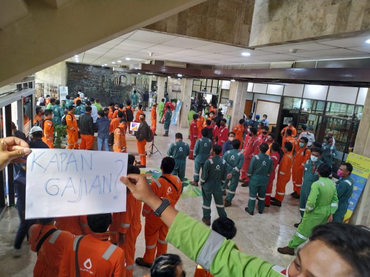 Karyawan Badak LNG Gelar Aksi, Ada yang Bawa Poster 'Kapan Gajian'?