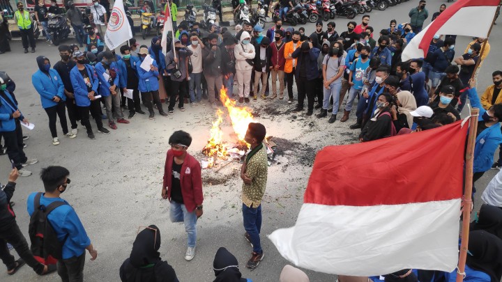 Mahasiswa Bakar Ban di Simpang Ramayana, Tuntut Pemkot Gelar Swab Massal
