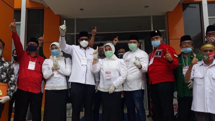 Makna Pilu Dibalik Busana Putih-Putih saat Basri-Najirah Mendaftar di KPU