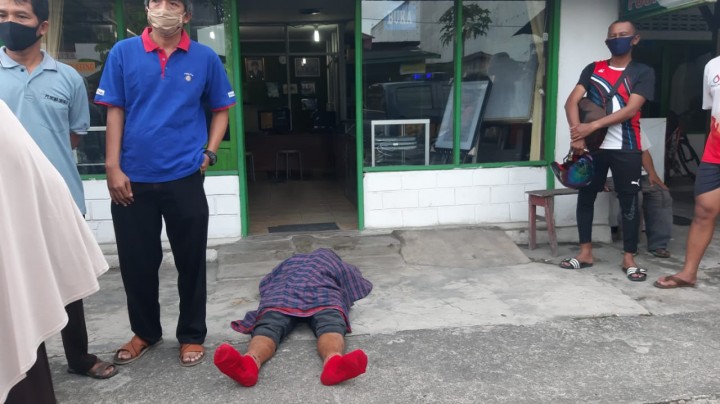 Seorang Pengendara Sepeda Tiba-Tiba Terjatuh dan Meninggal Dunia