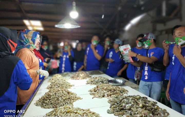 Bagi-Bagi 2 Ribu Masker, Relawan Asri : Pergi Nyoblos Untuk Perubahan