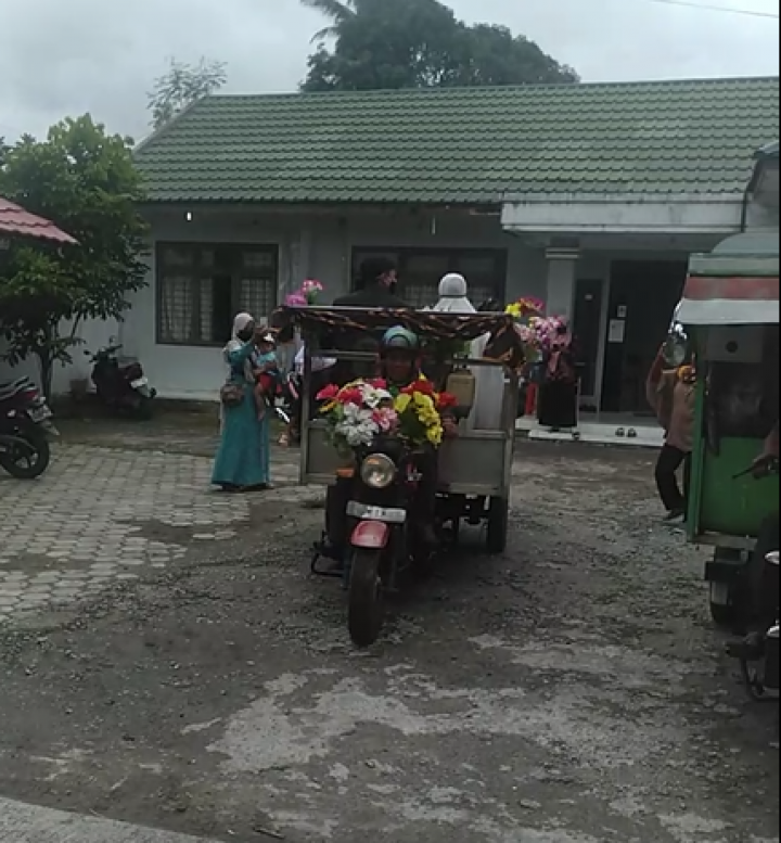 Bukan Sedan Mewah, Pengantin di Bontang Ini Justru Tumpangi Motor Gerobak Sampah