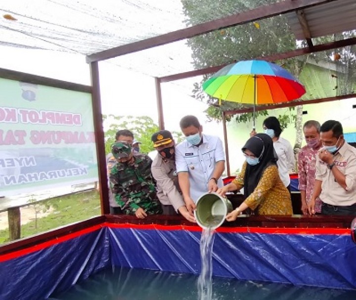 Neni – Basri Kompak Hadiri Penyerahan Bantuan Kampung Tangguh