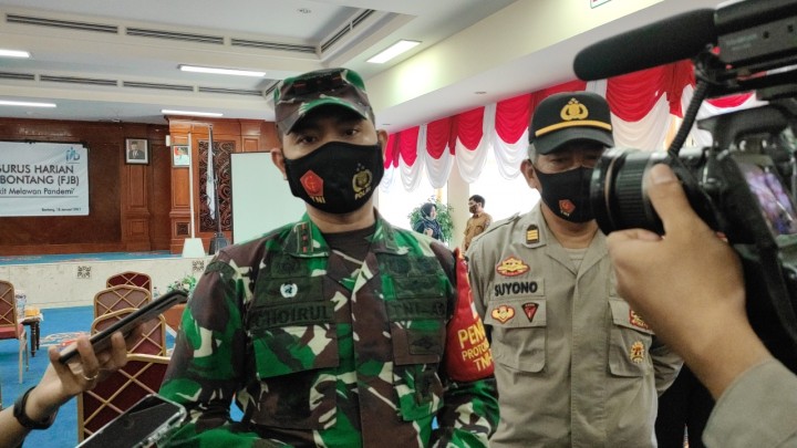 Nekat Buka, Petugas Ancam Tutup Paksa Rumah Makan yang Mbalelo Selama PPKM