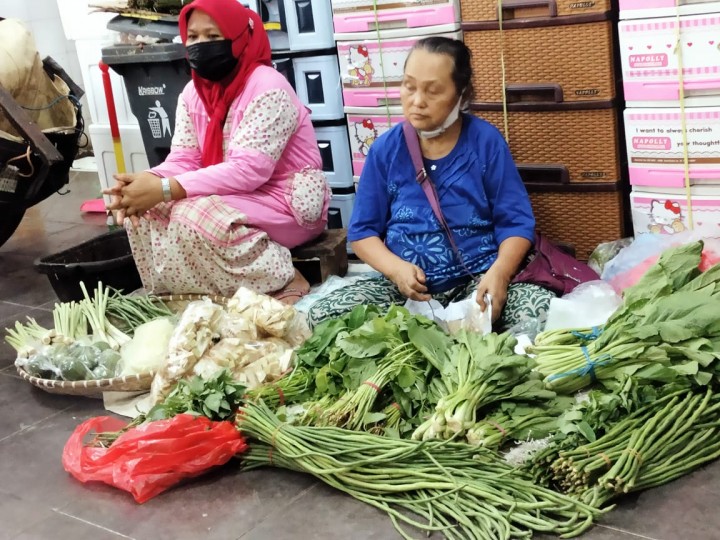 Jam Buka Terbatas, Pedagang Pasar Tamrin Siasati Jualan di Emperan & Banting Harga