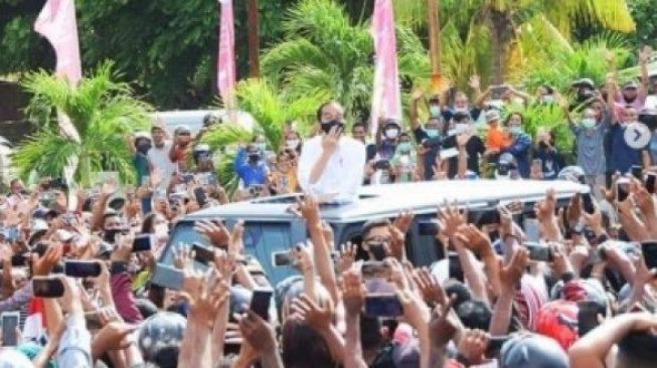 Jokowi Picu Kerumunan di NTT, Ahli: Sudah Vaksin Bisa Kena Covid-19 Pak!